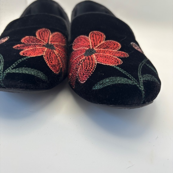 Birdies Black Loafers with Floral Embroidery - Picture 4 of 12